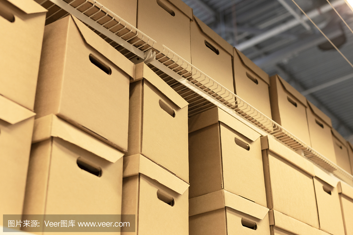 架子上有很多纸箱或硬纸板箱。运输,仓库或货物概念。